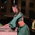 Mukti Mohan Instagram - mood : hum pe ye kisne hara rang daala 🦚 Ab gaana complete aap comments mein kariye 🌝 Outfit - @ease_kv Jewellery- @aquamarine_jewellery Stylist - @dharagandhistylist Hair and make up - @saba_hair_makeupartist Photography - @_smfilms