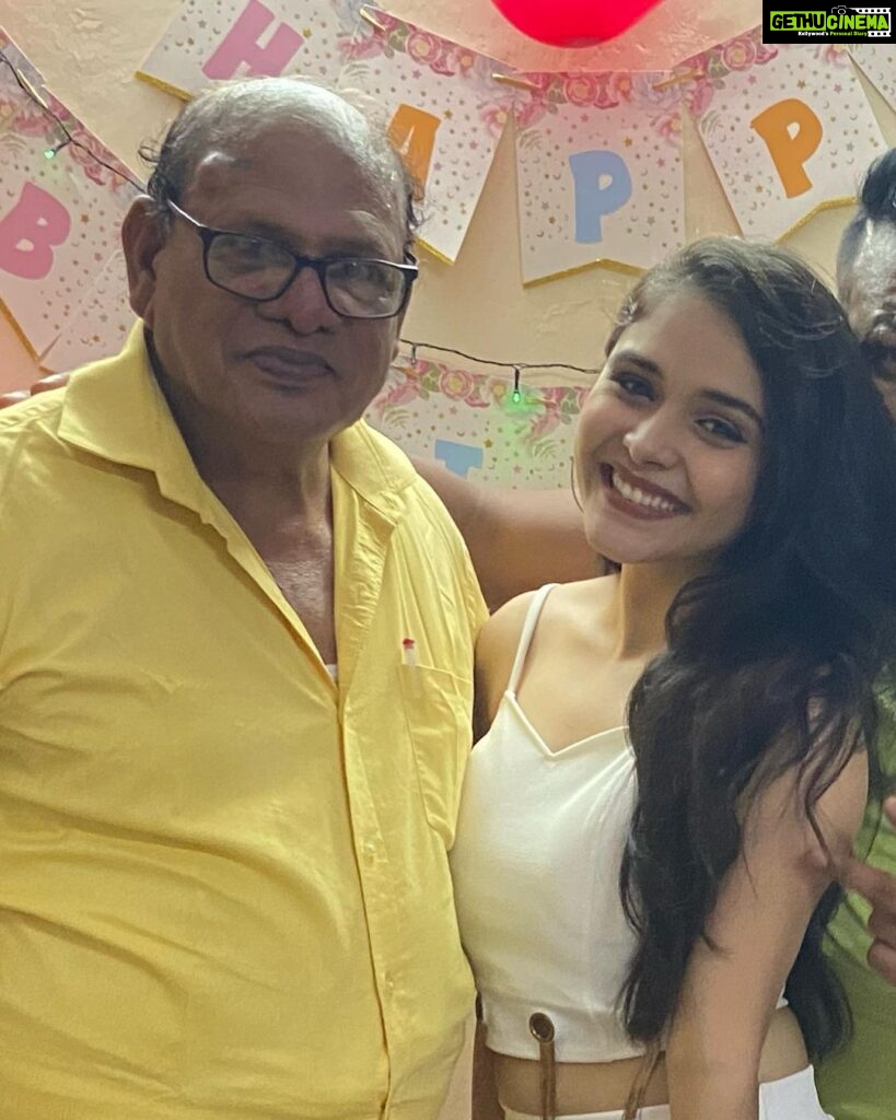 Muskan Bamne Instagram - Happy Father’s Day..😍 Swipe 👉 #papa #chachu #dadu @bamne_rakesh_15 @raj_bamne @shyam_bamne #imissyoudadu❤