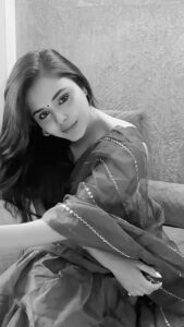Muskan Bamne Instagram - This song 🤍 

#BlackAndWhite #OldSongsLove #LagJaGale 
#ChachuKaChuha