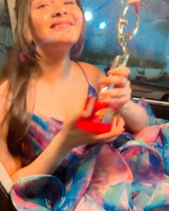 Muskan Bamne Instagram - Yayyy🥹😍.. this is precious❤️
Thank you so muchhhh @rajan.shahi.543 @starplus for giving me this .. can’t thank you enough for this amazing opportunity.. 

Thank you so much Papa @sudanshu_pandey for taking this on behalf of me ❤️😍 kaash main ruk jaati.. but im happyyyyy 🥹

This is for you Daddu.. I wish you were with me, aapke sapne ki taraf ek kadam aur 🥹 I miss you Daddu❤️

Would like to thank all my co-actors @rupaliganguly @arvindvaidya3 @iamadhikmehta @virajkpr @nishisaxenaa @nidz_20 @gauravkhannaofficial @asmi.deo @buu_zaak @ashleshasavant @rohitbakshi4 @madalsasharma @alpanabuch19 @aparamehta @tassnim_nerurkar @jaswirkaur @mehulnisar @laddu_ka_sher @ranarushad @ektasaraiyamehta 

 @kedaraashish & @sagarparekh0111  thanks for being such an amazing brothers 🫢 

Aur yeh hai mera parivaar ❤️ @shyam_bamne @gyanwatibamne @raj_bamne @himani_raj_bamne @bamne_rakesh_15 @shivdasmohabiya @armaanmohabiya @takshakmohabiya @bamnesimran @krishbamne @laddu_ka_sher 
 
Thank you @rajneesh_jaiswal sir , @graceacting for all your teachings 

Om Sai Ram 🙏 

#chachukachuha
