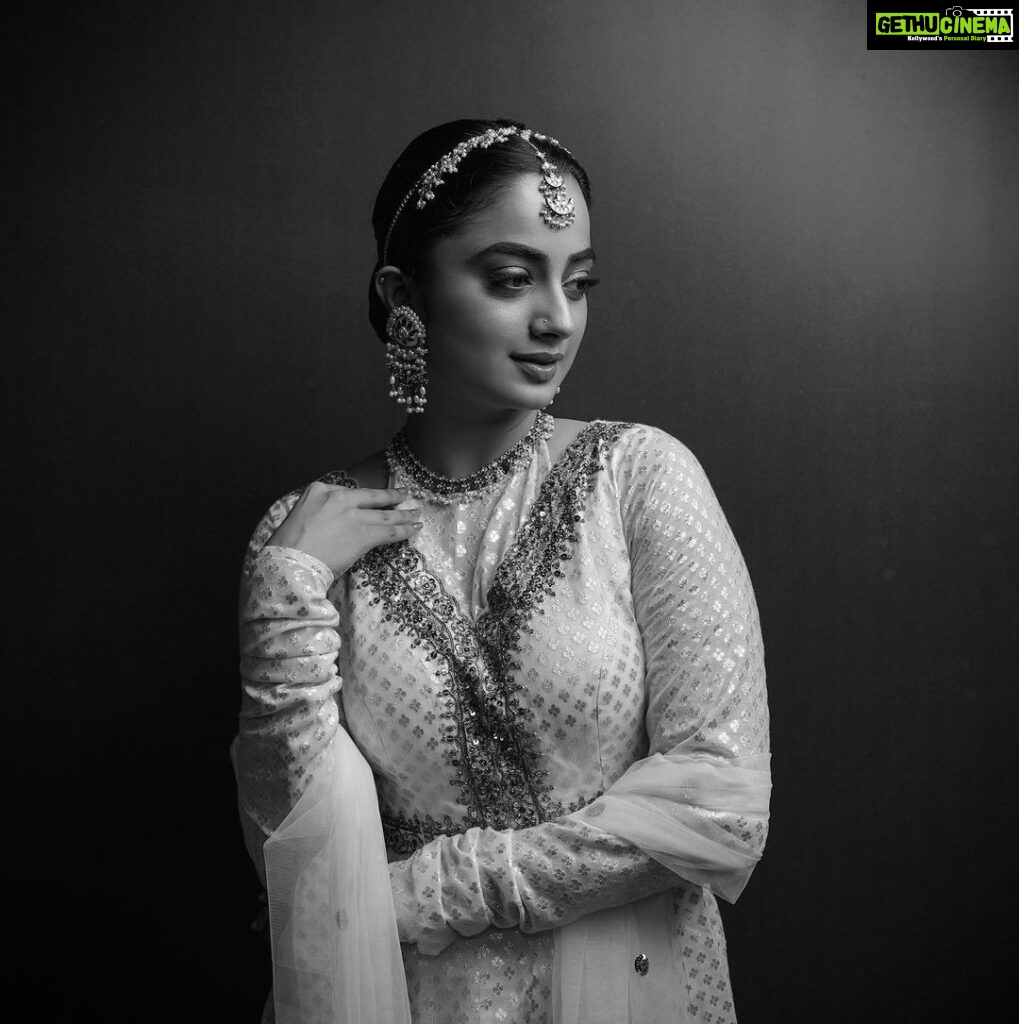 Namitha Pramod Instagram - Being a person who is nervous to perform on public, I rarely seized opportunities to dance and never to sing on stage. 😝 Some of my ensembles from this year's Amma show with @iamunnimukundan .I imagine that many of you have already seen the dance on television or may have missed it like I did.Looking forward to watching the video soon on YouTube.Swipe right to see my black and colour poses 🌞 Thank you Wearing : @prakrithi_by_ramya Styling: @rashmimuraleedharan MUH : @amal_ajithkumar Photography : @nithin_c_nandakumar Jewellery: @priya_anokhi_ Kisses Love , Nami ❣️