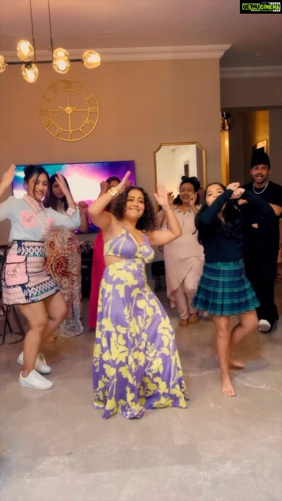 Neha Kakkar Instagram - I love how Nehu, Dhana, Guddu and Specially Mom are dancing on #Balenciaga Looks like we’re Living the song!! 😍💃🏻🥳 @dhanashree9 @tonykakkar @tonyjrlive @ritikavatsmakeupandhair @surbhikakkar12