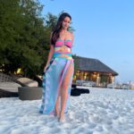 Nikita Dutta Instagram - 🩵🩷 Nothing that a walk on the beach during sunset can’t cure. Provided you balance through that soft sand. . . . . . Outfit by @kairesortwear styled by @jaferalimunshi assisted by @ankitha_chauhan @sr_styleco . 📍: @signaturecollectionmaldives @hideawaybeachmaldives @lilytoursmaldives