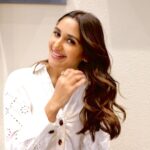 Nikita Dutta Instagram - Who doesn't love a gorgeous hair colour makeover? I'm currently obsessed with my hair transformation with @loreapro. It's their French Balayage which blends seamlessly and is super easy to maintain A huge thank you to my hairdresser @nafees.salmani.1804 from @lemonsalons who helped me choose the right shade for my hair which is the Classic Mocha. So guys go visit the nearest L'Oréal Professionnel-partnered salon and get your personalized French Balayage 🤍 #AD #FrenchBalayageIndia #MyFrenchBalayageIndia @lorealpro @lorealpro_education_india