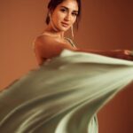 Nikita Dutta Instagram - 🫒🫒 . . . 📸: @saurabh_sonkar HMU: @mitavaswani @hairstylebysudha Styled by: @vidyulaa Assisted by: @she_bohemian_ Outfit: @labelparshya @vblitzcommunications Jewellery: @voycejewellery @squbepr