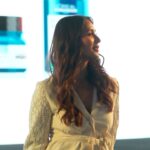 Nikita Dutta Instagram - Ever imagined you would experience beauty and technology together? 🧚‍♀️ Well, here’s a day in life when I attended the L’Oréal Professionnel Scalp Beauty Verse event and it blew my mind! 🥰 Thanks to my hair pro Mir Hasan from Geetanjali Salon who guided me through the event and also recommended Anti discomfort range- which has the goodness of niacinamide which helps in locking in moisture in the hair and keeping the scalp nourished Truly one of best experiences I’ve had! 💓💓 #BreakTheCycle #NewStartAhead #ScalpAdvanced #sponsored @lorealpro_education_india @lorealpro @aamir_colourist @geetanjalisalon