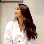 Nikita Dutta Instagram - Who doesn't love a gorgeous hair colour makeover? I'm currently obsessed with my hair transformation with @loreapro. It's their French Balayage which blends seamlessly and is super easy to maintain A huge thank you to my hairdresser @nafees.salmani.1804 from @lemonsalons who helped me choose the right shade for my hair which is the Classic Mocha. So guys go visit the nearest L'Oréal Professionnel-partnered salon and get your personalized French Balayage 🤍 #AD #FrenchBalayageIndia #MyFrenchBalayageIndia @lorealpro @lorealpro_education_india