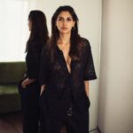 Nikita Dutta Instagram - In the process of mastering the art of betraying emotions with eyes 🖤🖤 . . 📸 @bharat_rawail