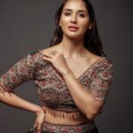 Nikita Dutta Instagram - 🖤❤️🖤 If coke studio had a dress code…. 🎶 . . . For @fablookmagazine Editor & Founder @milliarora7777 @ankkit.chadha2222 Outfit @malhotrasindianheritage Styled by @milliarora7777 Mua @dishisanghvii Hair @amuthevar Shot by @tanvivoraphotography