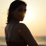 Nikita Dutta Instagram - Always thought I was purely a sunrise person. This month has been about loving the sunsets more. 🧡💛 . . 📸 @mihirr_salvii . . #Sunset #GoldenHour #ByTheSea Guhagar Beach