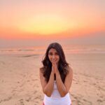 Nikita Dutta Instagram - Day 41: With a wrap for this schedule, my romance with pretty sunsets by the sea also comes to an end. I shall miss you Konkan. 🥲💕🌸 . . 📸: @bandy_stylebox . . #GharatGanpati #Konkan #IncredibleMaharashtra #ArabianSea #Sunsets #Guhagar #Palshet Guhagar Beach