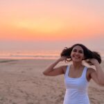 Nikita Dutta Instagram - Day 41: With a wrap for this schedule, my romance with pretty sunsets by the sea also comes to an end. I shall miss you Konkan. 🥲💕🌸 . . 📸: @bandy_stylebox . . #GharatGanpati #Konkan #IncredibleMaharashtra #ArabianSea #Sunsets #Guhagar #Palshet Guhagar Beach