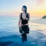 Nikita Dutta Instagram - Life is always better watching sunsets on a beach, while also sitting in a pool 🖤 🌊 . . . #Throwback #Maldives #IndianOcean #hideawaybeachmaldives #signaturecollectionmaldives . . . Outfit by @mezzalunafashions styled by @jaferalimunshi assisted by @ankitha_chauhan @sr_styleco 📍: @hideawaybeachmaldives @signaturecollectionmaldives @lilytoursmaldives