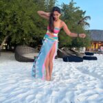 Nikita Dutta Instagram - 🩵🩷 Nothing that a walk on the beach during sunset can’t cure. Provided you balance through that soft sand. . . . . . Outfit by @kairesortwear styled by @jaferalimunshi assisted by @ankitha_chauhan @sr_styleco . 📍: @signaturecollectionmaldives @hideawaybeachmaldives @lilytoursmaldives