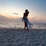 Nikita Dutta Instagram - 🩵🩷 Nothing that a walk on the beach during sunset can’t cure. Provided you balance through that soft sand. . . . . . Outfit by @kairesortwear styled by @jaferalimunshi assisted by @ankitha_chauhan @sr_styleco . 📍: @signaturecollectionmaldives @hideawaybeachmaldives @lilytoursmaldives
