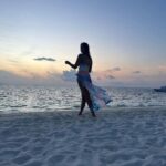 Nikita Dutta Instagram - 🩵🩷 Nothing that a walk on the beach during sunset can’t cure. Provided you balance through that soft sand. . . . . . Outfit by @kairesortwear styled by @jaferalimunshi assisted by @ankitha_chauhan @sr_styleco . 📍: @signaturecollectionmaldives @hideawaybeachmaldives @lilytoursmaldives