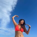 Nikita Dutta Instagram - Current mood: Neons and sea blues. #HappyFriyay 🩵🤍 . . . . . Outfit by @kairesortwear styled by @jaferalimunshi assisted by @ankitha_chauhan @sr_styleco . 📍: @hideawaybeachmaldives @signaturecollectionmaldives @lilytoursmaldives