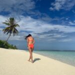 Nikita Dutta Instagram - Current mood: Neons and sea blues. #HappyFriyay 🩵🤍 . . . . . Outfit by @kairesortwear styled by @jaferalimunshi assisted by @ankitha_chauhan @sr_styleco . 📍: @hideawaybeachmaldives @signaturecollectionmaldives @lilytoursmaldives
