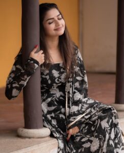Nithya Ram Instagram - 🖤🤍🖤🤍.
.
.
.
.
.
.
.
Dress by @chakrabortymukta 🖤
Pc📷 : @skmani_photography 🤍