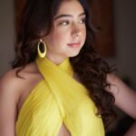Niti Taylor Instagram - Just like sunflowers, keep your face towards the light and you'll bloom💛 Makeup @dishisanghvii Assisted by @faces_by_sarahh Hair @suvarna_hair_stylist 📸 @iam_rajinamdar Outfit @nidhiandmahak Styled by @stylingbyvictor @sohail__mughal___ Assisted by @styleby_antara Earrings @blingvine Ring @ethnicandaz Bangles @baala_jewels