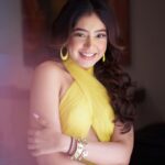Niti Taylor Instagram - Just like sunflowers, keep your face towards the light and you'll bloom💛 Makeup @dishisanghvii Assisted by @faces_by_sarahh Hair @suvarna_hair_stylist 📸 @iam_rajinamdar Outfit @nidhiandmahak Styled by @stylingbyvictor @sohail__mughal___ Assisted by @styleby_antara Earrings @blingvine Ring @ethnicandaz Bangles @baala_jewels