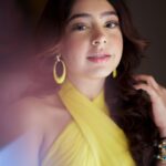 Niti Taylor Instagram - Just like sunflowers, keep your face towards the light and you'll bloom💛 Makeup @dishisanghvii Assisted by @faces_by_sarahh Hair @suvarna_hair_stylist 📸 @iam_rajinamdar Outfit @nidhiandmahak Styled by @stylingbyvictor @sohail__mughal___ Assisted by @styleby_antara Earrings @blingvine Ring @ethnicandaz Bangles @baala_jewels
