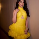 Niti Taylor Instagram - Just like sunflowers, keep your face towards the light and you'll bloom💛 Makeup @dishisanghvii Assisted by @faces_by_sarahh Hair @suvarna_hair_stylist 📸 @iam_rajinamdar Outfit @nidhiandmahak Styled by @stylingbyvictor @sohail__mughal___ Assisted by @styleby_antara Earrings @blingvine Ring @ethnicandaz Bangles @baala_jewels