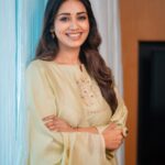 Nivetha Pethuraj Instagram - Stylist @dilesha_shafa Outfit @real_weaverstory Jewellery @karnikajewelshyd Photographer @they_call_me_keshu