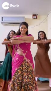 Pallavi Gowda Instagram - Just Arundhathi, Bhagamathi & Manohari 😍😍 Stealing Our Hearts 💕💕With Their Cute Steps💃💃

#NinduNoorellaSavaasam #TrendingReelsOnZee #ZeeOnTheGoReels #ZeeTelugu 

@mahishivan9_official @nishaa_gowda @pallavi_gowda_official