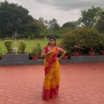 Pallavi Gowda Instagram - Bcoz it’s trending😉 #TrendingReels #Dance #Arundathi #Amrutha #NNS #NinduNoorellaSavasam Moinabad.