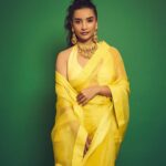 Patralekha Instagram – My stunning yellow saree💛
Outfit: @ekayabanaras 
Stylist : @dhruvadityadave
Hmu : @salechav
📷 @gohil_jeet