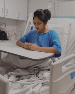 Pavani Reddy Instagram - So These 15 days of my life was so tough to spend. It just began with the small pain in the neck. And pain started increasing day by day. I consulted many orthopedist, started my physiotherapy but  the pain went unbearable. I started crying out of the pain spent many sleepless nights and In between I had even shoots to attend. Hook or crook I had to work. I dint had an Option to take a break . So I  chose to work, with this pain and flied to Hyderabad. the  people on my sets were very supportive made me feel  like home. and  that’s how I completed my shoot part. I continued  my physiotherapy everyday but the pain still went worse,  I could not lift my right hand felt like it was broken. early morning  waking up and getting ready was a big task for me. I would scream louder out of the pain. hit the wall feeling helpless. Getting ready for the shoots. and I finally ended up with this ( Endoscopic discectomy) surgery done by Dr Sukumar nd @asian.spine.hospital now feeling much better and out of the pain a big thanks to them. will be getting discharged today. 
In this  process not only me but my family nd my friends also suffered  a lot. thank u @amir__ads for being there in this pain I know I have disturbed your  sleep and  your work too. I know I just become a  cranky baby, when I am in pain.😬and that was so sweet of you and @niroopnandakumar  for driving all the way to Hyderabad to  surprise me love you both 😘
Thank u @anu_anushachowdary for always being there for me. I know that was a task for you to put me back to normal. I know I have troubled you too. thanks for taking my mood swings, anger, frustration 
thanks to my family my friends  who visited me and made me feel special
Love you all missed you all 
🫶