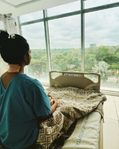 Pavani Reddy Instagram - So These 15 days of my life was so tough to spend. It just began with the small pain in the neck. And pain started increasing day by day. I consulted many orthopedist, started my physiotherapy but  the pain went unbearable. I started crying out of the pain spent many sleepless nights and In between I had even shoots to attend. Hook or crook I had to work. I dint had an Option to take a break . So I  chose to work, with this pain and flied to Hyderabad. the  people on my sets were very supportive made me feel  like home. and  that’s how I completed my shoot part. I continued  my physiotherapy everyday but the pain still went worse,  I could not lift my right hand felt like it was broken. early morning  waking up and getting ready was a big task for me. I would scream louder out of the pain. hit the wall feeling helpless. Getting ready for the shoots. and I finally ended up with this ( Endoscopic discectomy) surgery done by Dr Sukumar nd @asian.spine.hospital now feeling much better and out of the pain a big thanks to them. will be getting discharged today. 
In this  process not only me but my family nd my friends also suffered  a lot. thank u @amir__ads for being there in this pain I know I have disturbed your  sleep and  your work too. I know I just become a  cranky baby, when I am in pain.😬and that was so sweet of you and @niroopnandakumar  for driving all the way to Hyderabad to  surprise me love you both 😘
Thank u @anu_anushachowdary for always being there for me. I know that was a task for you to put me back to normal. I know I have troubled you too. thanks for taking my mood swings, anger, frustration 
thanks to my family my friends  who visited me and made me feel special
Love you all missed you all 
🫶