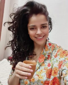 Pia Bajpiee Instagram - friiiiinds चाय पी लो #इटावाकीचाय #etawahgirl #tea #morning
