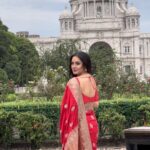 Pooja Bose Instagram - QUEEN Victoria 👸 we spotted @banerjeepuja infront #victoriamemorialkolkata doing a photoshoot ✨️ #pujabanerjee #kolkata Victoria Memorial, Kolkata