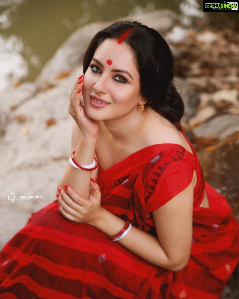 Pooja Bose Instagram - Shubho Nobo Borsho shobaike ❤️🙏🏻 Khoob bhalo Katuk Ei bochor shobar jonno Clicked by @tathagataghosh Hair and mua @navinmakeupartist Stylist @horeayan Saree by @indyloom_india Location courtesy @keyasethexclusive