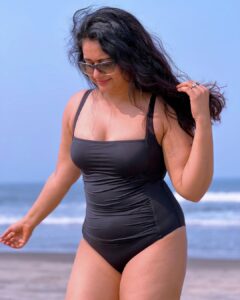 Poonam Bajwa Instagram - Sunshine on my mind 🌞🌻🌼 📸 @suneel1reddy Goa India
