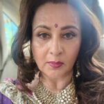 Poonam Dhillon Instagram – Colour Purple .. Love a Bindi with my Sari .. do you ?. #sarilove #purple #indianlook #weddingdecoration #indianhewellery
