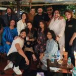 Poonam Dhillon Instagram – An evening with friends . A relaxed chilled evening with friends.. with chatting, laughter& of course photos 🥰 lovely meeting Mumtazji  Reena Roy & Akbar Khan after ages