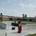 Poonam Kaur Instagram - Celebrating #handloomsday along with weavers from #andhra #telangana #sholapur #karnataka with team #zerogstonhandlooms #venkannanetha “ AKHILA BHARATI PADMASHALI SANGAM “ I take pride in wearing cloth of #freedom #craft and #culture Jai hind 🙏🇮🇳✊ Rajghat Delhi