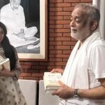 Poonam Kaur Instagram - Heart was full while I received blessings from @kamleshdaaji - Meditated along with him for 15 minutes , shared dreams , vision and a lot of learning to look forward too - #heartfullness #pklove Gifted him #pochampally home decor 🇮🇳 Heartfulness Yoga & Wellness