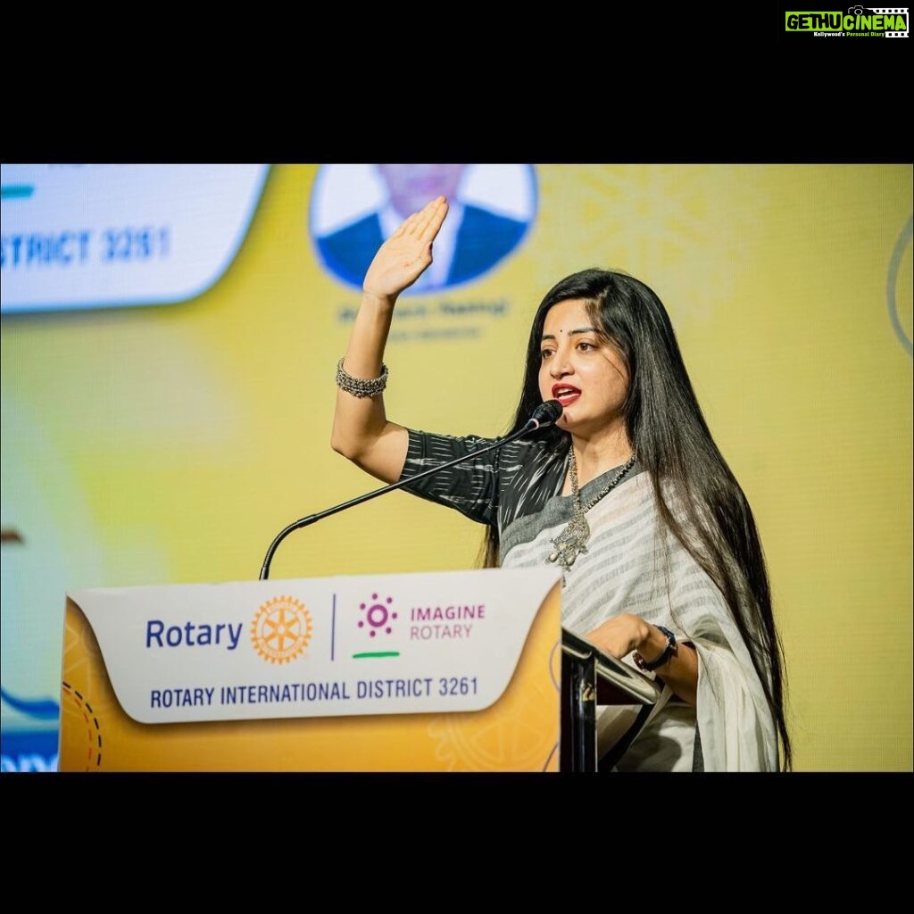Poonam Kaur Instagram - Rotary conference held in Chhattisgarh - speaking after super turbulent flight which held us for 5 hours - it was worth it - “world starts with women “ - Hoping to get the poetry soon . #narishakti
