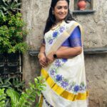 Poornima Bhagyaraj Instagram - Happy Onam to one and all. Dress up in this festive season in the traditional attire . Thank you @muralpriya for this exquisite hand painted set mundu. I absolutely love it. Unusual shades of royal purple matched with a beautiful patchwork blouse in violet brocade by @poornimas_store and photos by my darling @kikivijay11