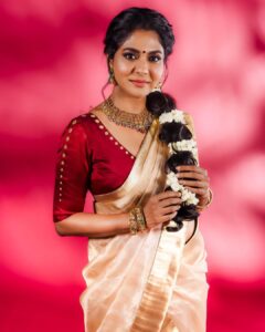 Poornima Indrajith Instagram - Let there be love and light ✨♥️
Happy Onam to all of you .

Wardrobe: @pranaahbypoornimaindrajith 

Jewellery: 
@bhima_jewels 

Hair and Make up :
@reshmu__ 

Photography: 
@maxxocreative 

Retouching:
@tanvi_azmi_ 

#Onam #Happyonam #onam2023 #pranaahonam #pranaahonam2023