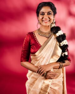 Poornima Indrajith Instagram - Let there be love and light ✨♥️
Happy Onam to all of you .

Wardrobe: @pranaahbypoornimaindrajith 

Jewellery: 
@bhima_jewels 

Hair and Make up :
@reshmu__ 

Photography: 
@maxxocreative 

Retouching:
@tanvi_azmi_ 

#Onam #Happyonam #onam2023 #pranaahonam #pranaahonam2023
