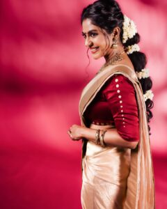 Poornima Indrajith Instagram - Let there be love and light ✨♥️
Happy Onam to all of you .

Wardrobe: @pranaahbypoornimaindrajith 

Jewellery: 
@bhima_jewels 

Hair and Make up :
@reshmu__ 

Photography: 
@maxxocreative 

Retouching:
@tanvi_azmi_ 

#Onam #Happyonam #onam2023 #pranaahonam #pranaahonam2023