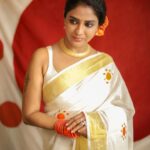 Poornima Indrajith Instagram - Pottu 🧡✨ Photographer @athul_krishna________ Saree: @pranaahbypoornimaindrajith Neck piece : @saltstudio #handwoven #handloom #pranaahonam #pranaahbypoornimaindrajith #pranaah
