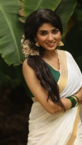 Pragya Nagra Instagram - ഈ ഓണം നിങ്ങള്‍ക്ക് സന്തോഷവും ഭാഗ്യവും നല്‍കട്ടെ. ഏവര്‍ക്കും ഓണാശംസകള്‍ 🌺✨️

VC @sat_narain 📷
Video edit: @portraitsby.pb 💫
Outfit: @devyash_designs 🥻
Makeup: @makeup_bhavani💄
Hairstylist @preethig_hairstylist_ 💃🏻

#onam #kerala #onamcelebration #keralagram #onamspecial #happyonam #india #malayali #instagram #keralasaree #keralatourism #mallu #mallugirl #onamsadhya #malayalam #kochi #keralafood #keralagodsowncountry #onamsaree #festival #onamfestival #instagood #onamvibes #traditional #keralam #keralaattraction #entekeralam