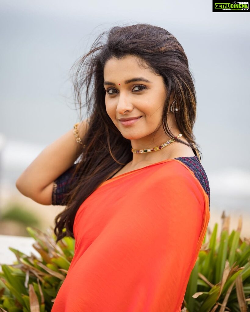 Priya Bhavani Shankar Instagram - This lovely team 🌞 PC @arunprasath_photography HMU @mua_vijisharath Blouse @razak_creations Accessories @rimliboutique