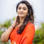 Priya Bhavani Shankar Instagram - This lovely team 🌞 PC @arunprasath_photography HMU @mua_vijisharath Blouse @razak_creations Accessories @rimliboutique